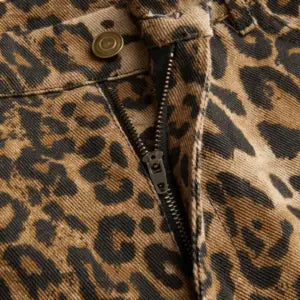 Jeanshose mit Leoprint